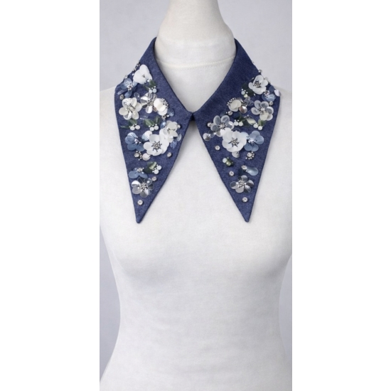 Dekoracyjny kołnierz z haftem kwiatowym – granatowo-biała elegancja.